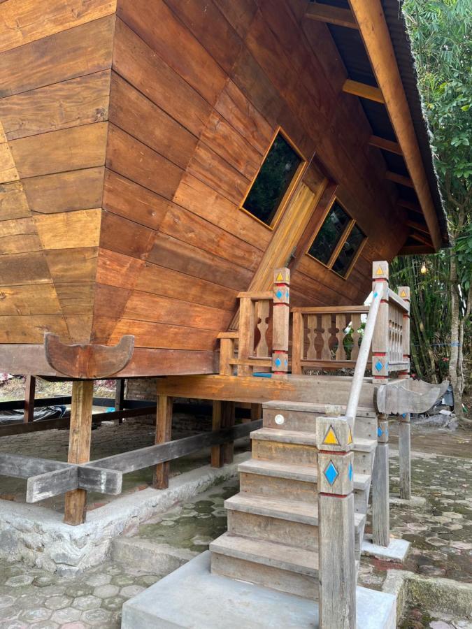 Para Cafe & Lodge *
