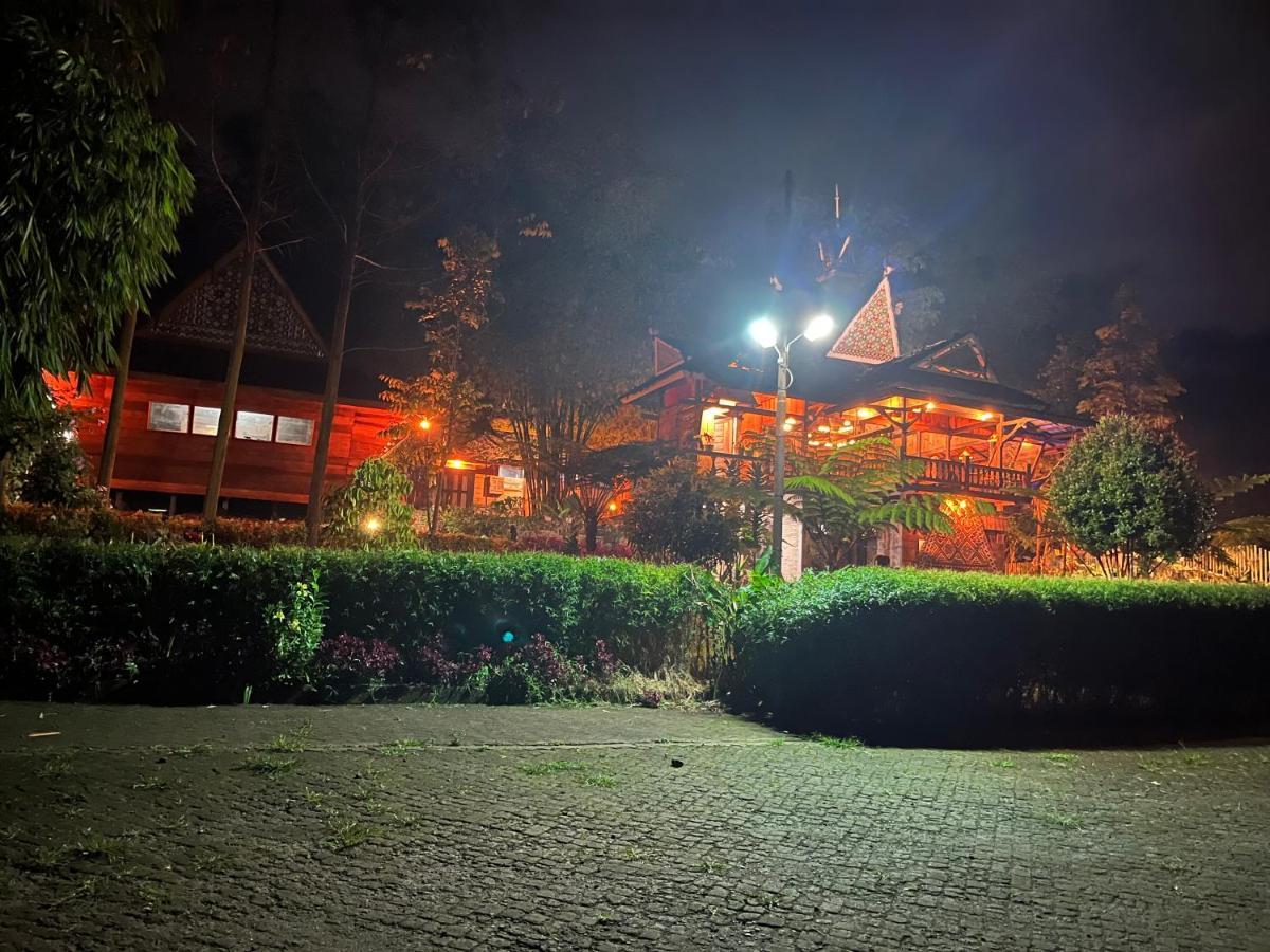 Para Cafe & Lodge